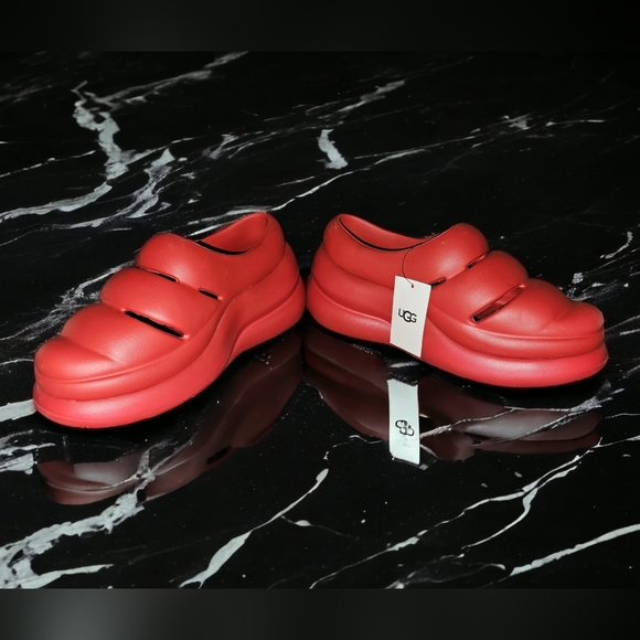 NWT Women's UGG Clog in Samba Red - Picture 5 of 5